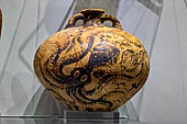 Museo archeologico di Iraklion. Brocca decorata a motivi marini. 